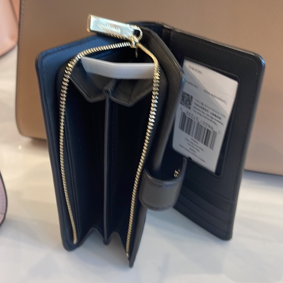 Kate Spade Madison Medium Compact Rose Toss Print Bifold Wallet
Black Multi
NWT - Picture 13 of 16